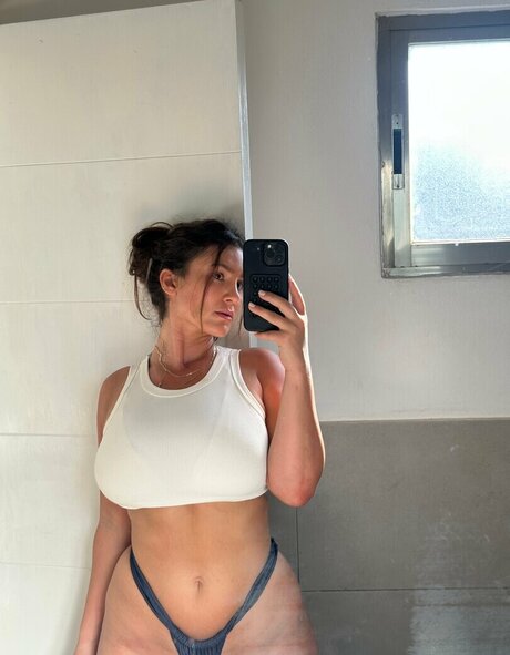 背が高くて巨乳のOnlyFans 美しい裸 画像