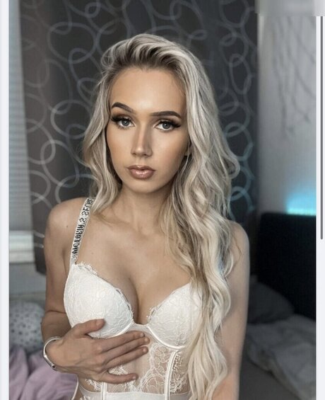 Josily 裸のモデル 写真