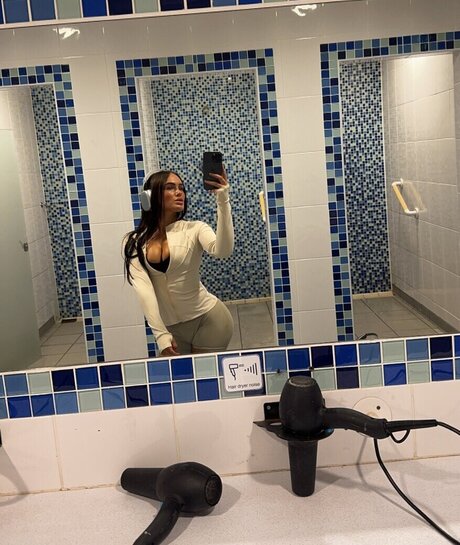 巨乳で曲線美のOnlyFans 裸 写真