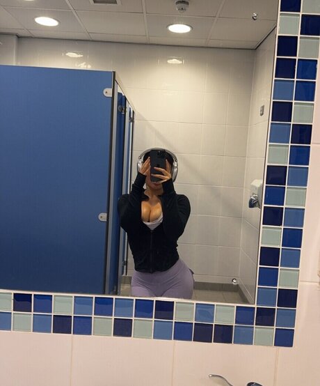 アジア人のティーンの足 オンリーファンズ ポルノグラフィック ギャラリー