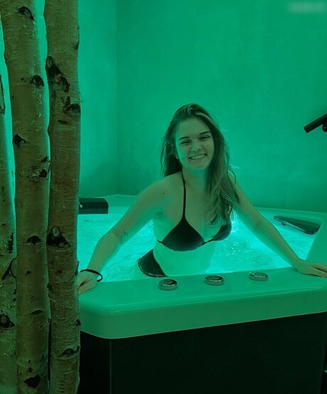 曲線美の女の子オンリーファンズ ポルノグラフィック 写真