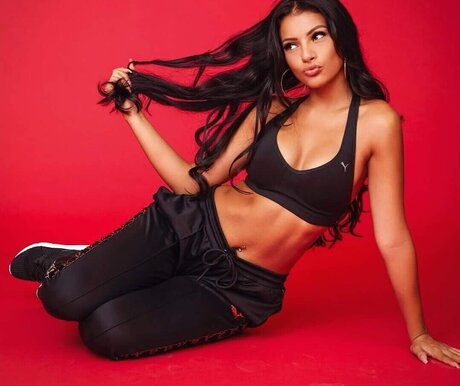 曲線美の女の子オンリーファンズ セクシーヌード 画像