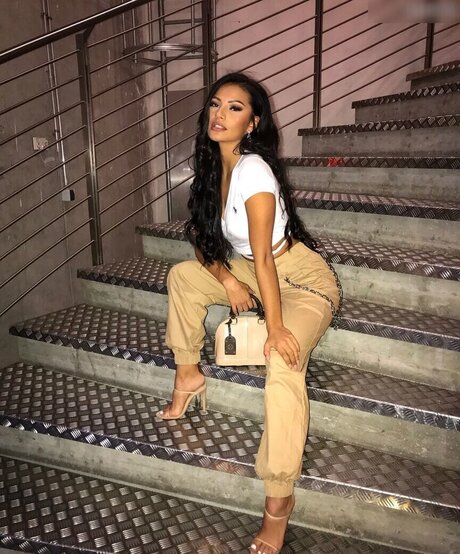 18歳のオンリーファンズ 無料アダルト 写真