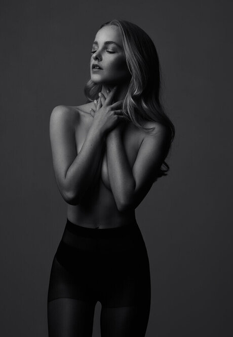 Svenja Van Den Bogaart アートモデル 画像