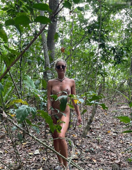 ピアス乳首オンリーファンズ 無料セクシー 写真