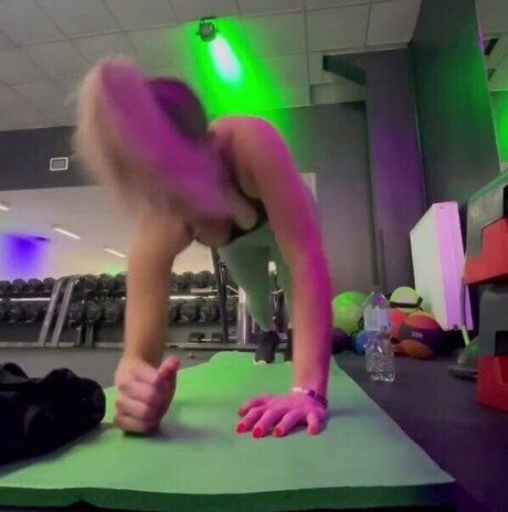 ウェブカメラ オンリーファンズ トップ 写真