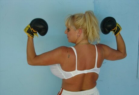 熟女 太め OnlyFans 無料裸 ギャラリー