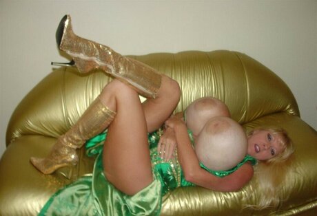 巨乳 パイズリ OnlyFans ポルノ 画像