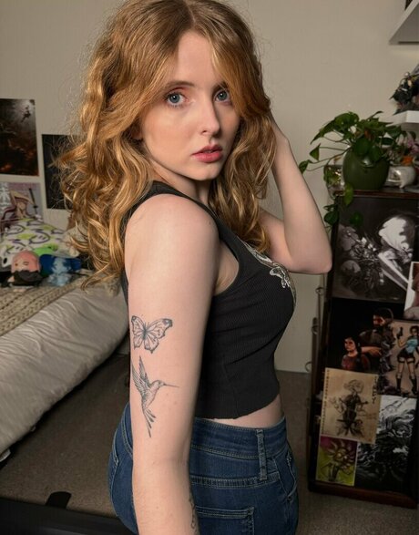 Krysttl 裸のスター 写真