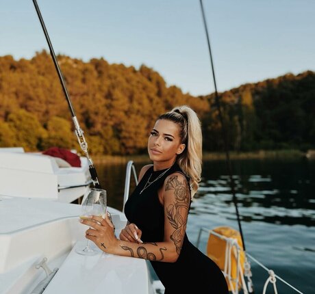 大きなお尻と巨乳のオンリーファンズ セクシー 写真