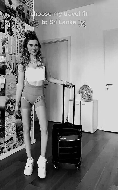 小さなおっぱいのアジア人OnlyFans ヌード ギャラリー