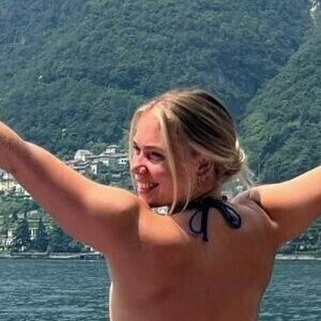 Izzy Swin かわいいモデル 画像