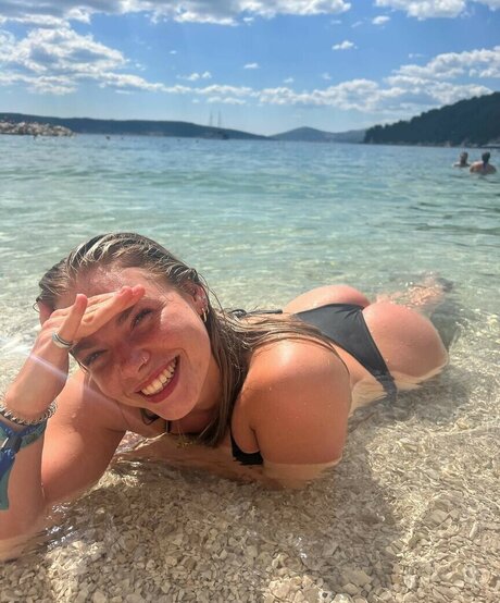 Izzy Swin かわいいスター ギャラリー