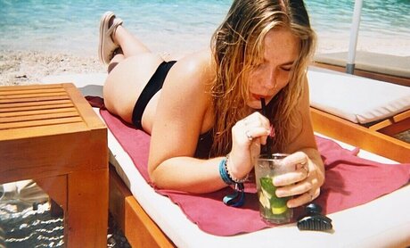 Izzy Swin モデル 写真