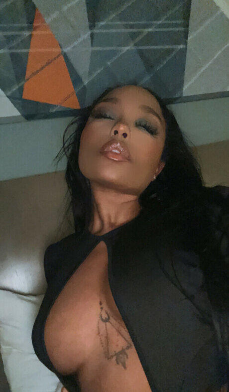 黒人ママオンリーファンズ 無料裸 ギャラリー