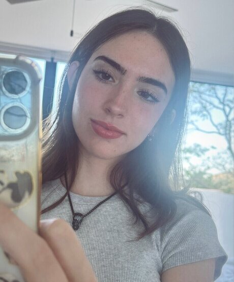 Gabriela Bee かわいいスター アーカイブ