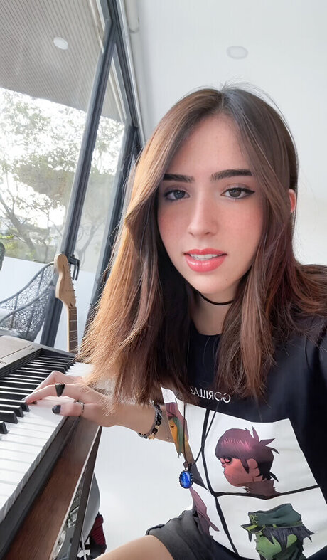 Gabriela Bee アートモデル 写真