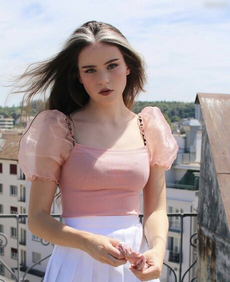 nadinebreaty ポルノスター トップ 写真