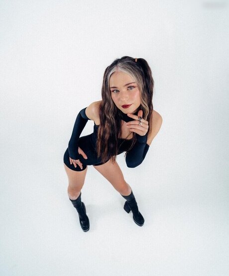 nadinebreaty HDポルノスター 画像