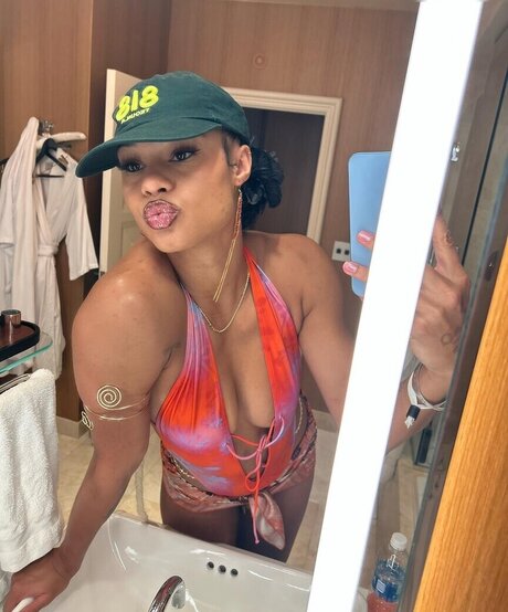 アジアンツインズOnlyFans アート裸 写真