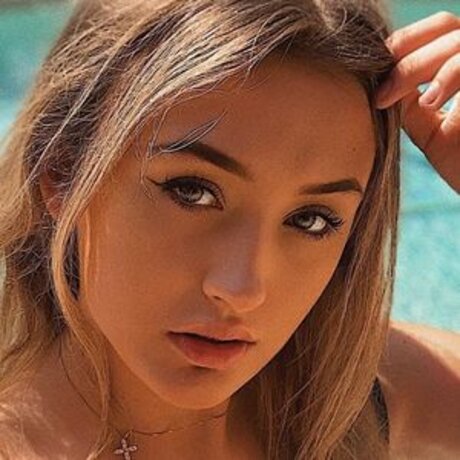 巨乳の熟女オンリーファンズ 美しい裸 画像