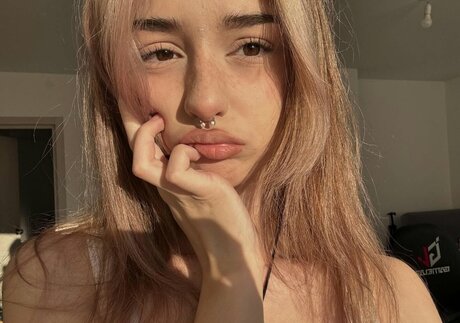 かわいいティーンのオンリーファンズ セクシーヌード 画像