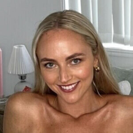 Annie Knight ヌードスター ギャラリー