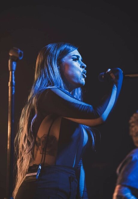 フィットネスインフルエンサーオンリーファンズ 美しいヌード 写真