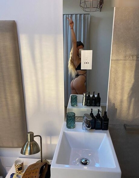 alina dmlr エロティックなモデル 画像