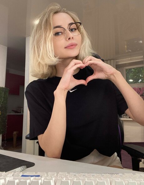 GloriaMatvien ポルノスター ヌード 画像