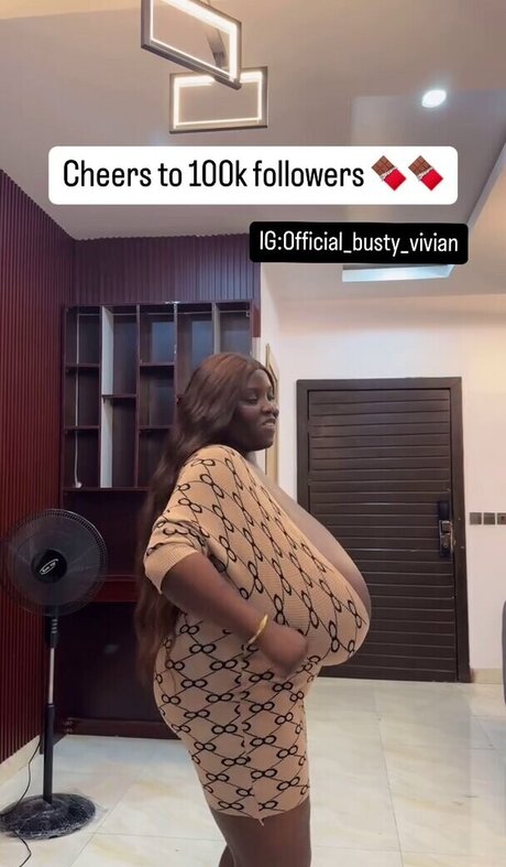 背が高くて巨乳のOnlyFans ポルノ 画像