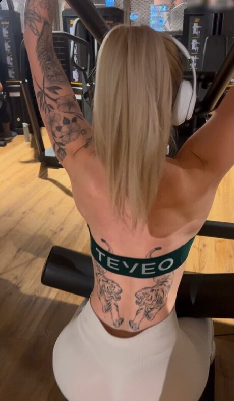 プールファックOnlyFans セクシー 画像