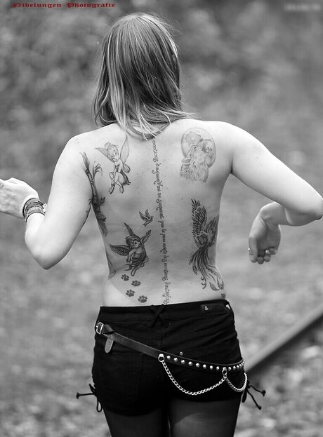 大学生のオンリーファンズ アートヌード 画像