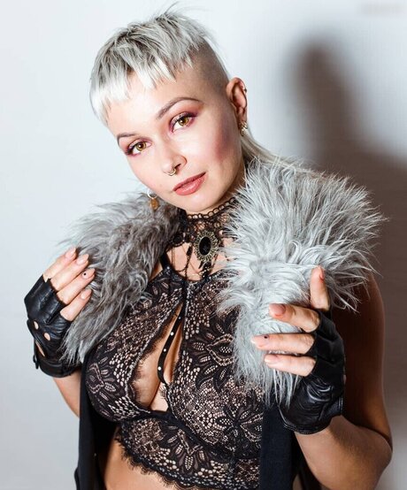 Edith Stehfest ホットスター 画像