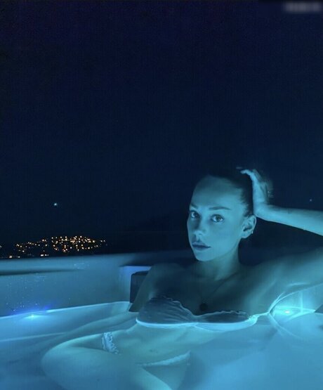 ぽっちゃりブロンドのオンリーファンズ えろた 写真