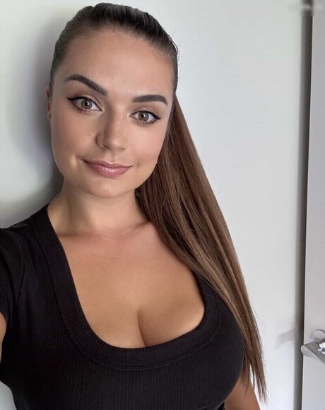 黒檀の猫オンリーファンズ 美しい裸 画像