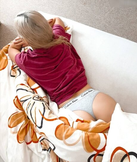 ティーンシーメールオンリーファンズ セクシー裸 写真