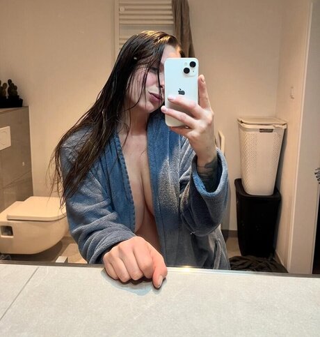 クーガーオンリーファンズ エロチック 画像