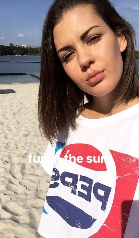 Anna Lea Mende スター 裸 写真