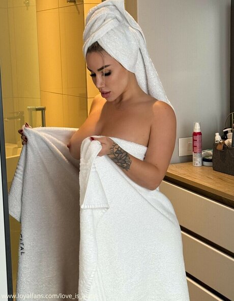 セクシーなブルネットのオンリーファンズ 無料ヌード ギャラリー