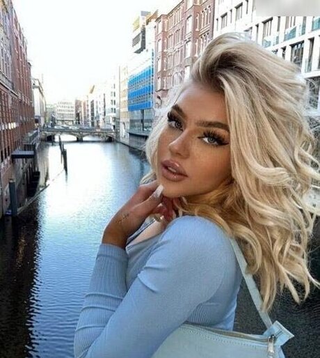 Elaine Victoria ホットスター ギャラリー