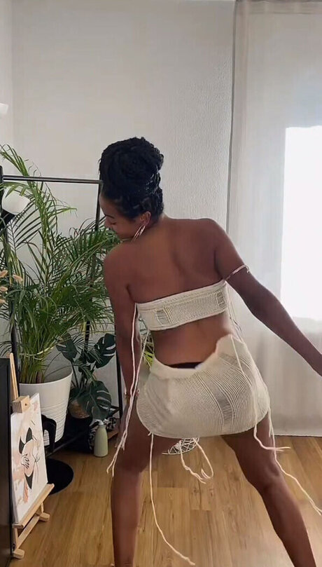 金髪クーガーオンリーファンズ ホット裸 写真