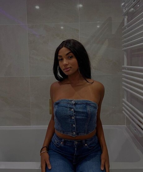 美女ヌードOnlyFans セクシー裸 写真