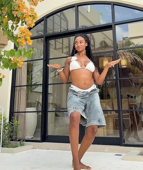 小人ヌードオンリーファンズ アート裸 写真