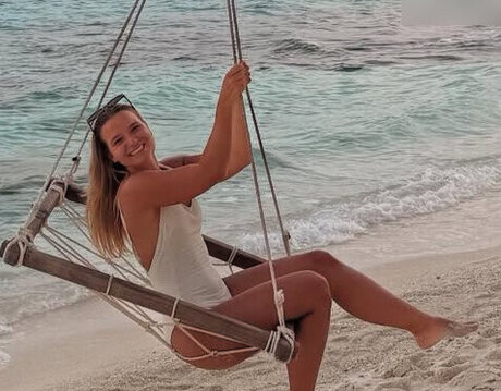 巨大なチンポを持つシーメールオンリーファンズ 裸 写真