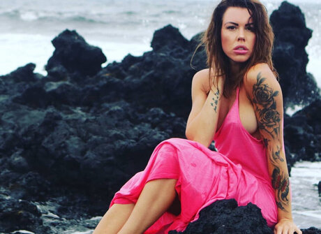 ブッシュ・オンリーファンズ 裸 写真