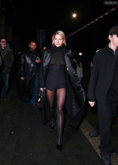 背が高くて巨乳のOnlyFans ポルノ 画像