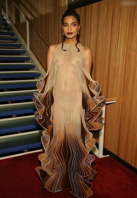 ヌード教師オンリーファンズ パーフェクト 写真