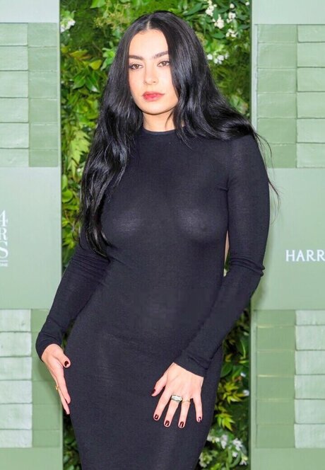 ゲイランジェリーOnlyFans アートヌード 画像