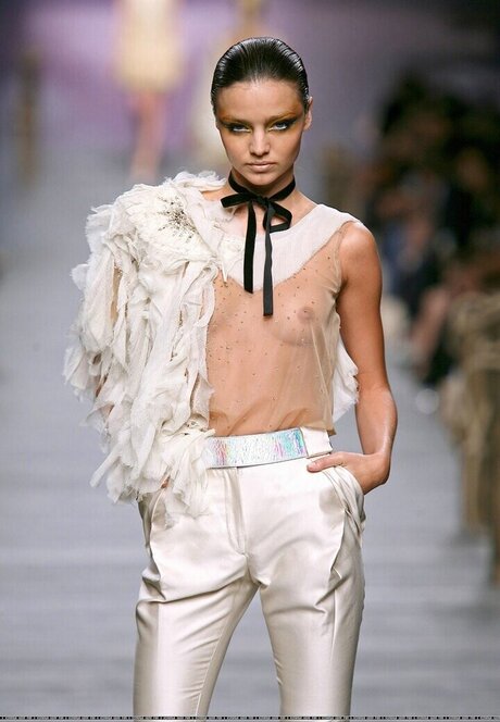 ガール・ネクスト・ドア・オンリーファンズ アート裸 写真